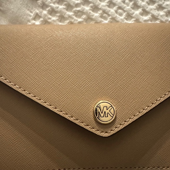 Michael Khors Leather Envelope Crossbody - Picture 3 of 3